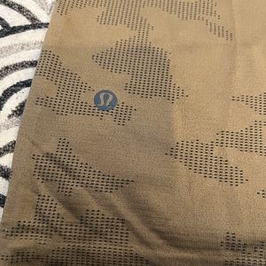 Mens lululemon shirt. Large. Like new. Smoke free home
